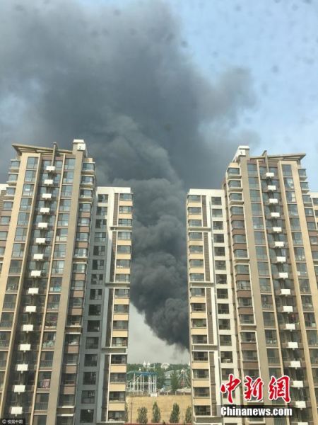 北京蟹島度假村停車場突發大火 北京蟹島度假村停車場突發大火
