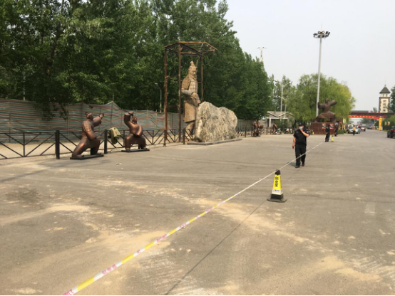 事故現(xiàn)場被圍起并拉上了警戒線 走近拍攝或遠(yuǎn)拍均會被安保人員驅(qū)趕 事故現(xiàn)場被圍起并拉上了警戒線 走近拍攝或遠(yuǎn)拍均會被安保人員驅(qū)趕