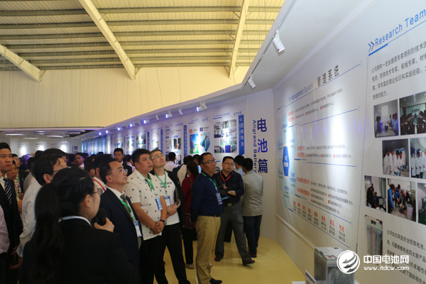 與會代表參觀奧冠集團(tuán)展廳、車間 與會代表參觀奧冠集團(tuán)展廳、車間