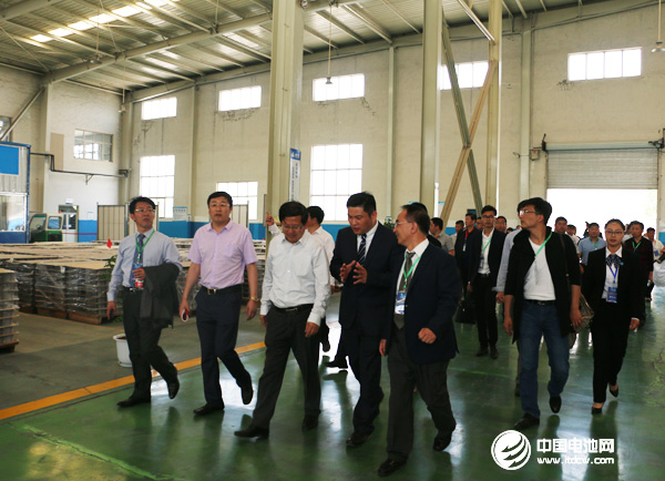 與會代表參觀奧冠集團(tuán)展廳、車間 與會代表參觀奧冠集團(tuán)展廳、車間