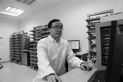 唐永炳在中國科學(xué)院深圳先進技術(shù)研究院集成所功能薄膜材料研究中心分析團隊的實驗數(shù)據(jù)