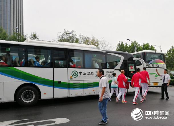 中國女排國家隊(duì)隊(duì)長朱婷（右一）等乘坐中沃純電動(dòng)大巴