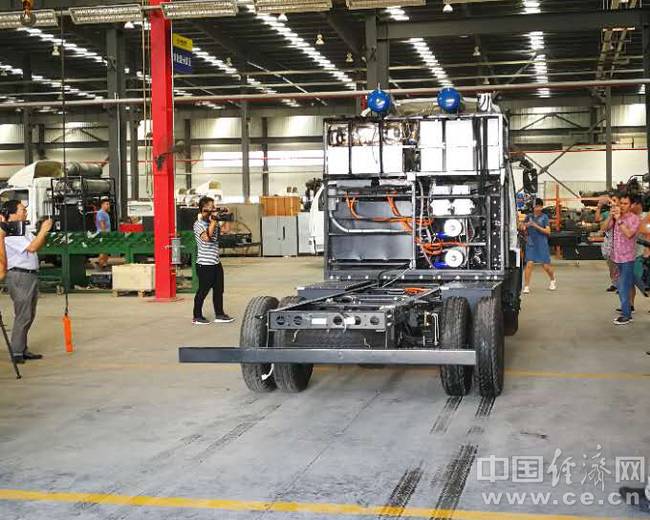 首輛水氫燃料汽車駛出車間 圖/中國經(jīng)濟網(wǎng) 首輛水氫燃料汽車駛出車間 圖/中國經(jīng)濟網(wǎng)