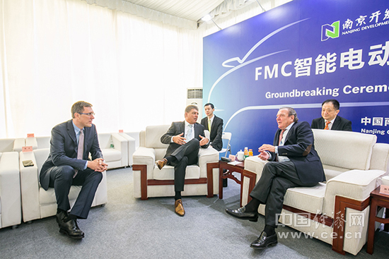 FMC首席執行官兼聯合創始人畢福康博士（中）