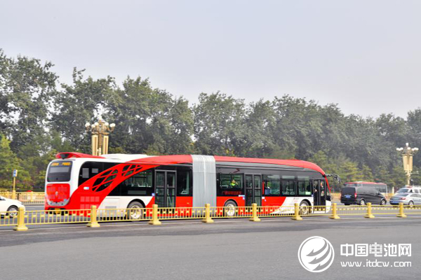 18米純電動公交車比北京城區運行的普通公交車要長出一半，空間更大