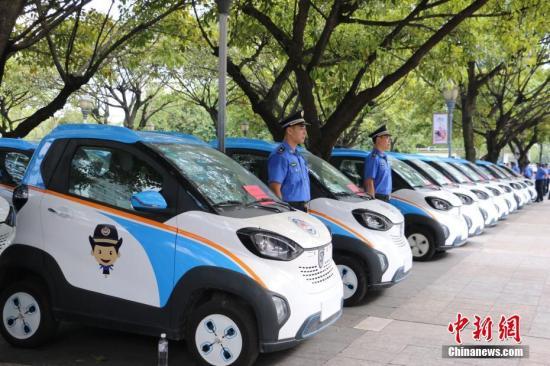 柳州市城管部門啟用50輛新能源汽車作為執法車