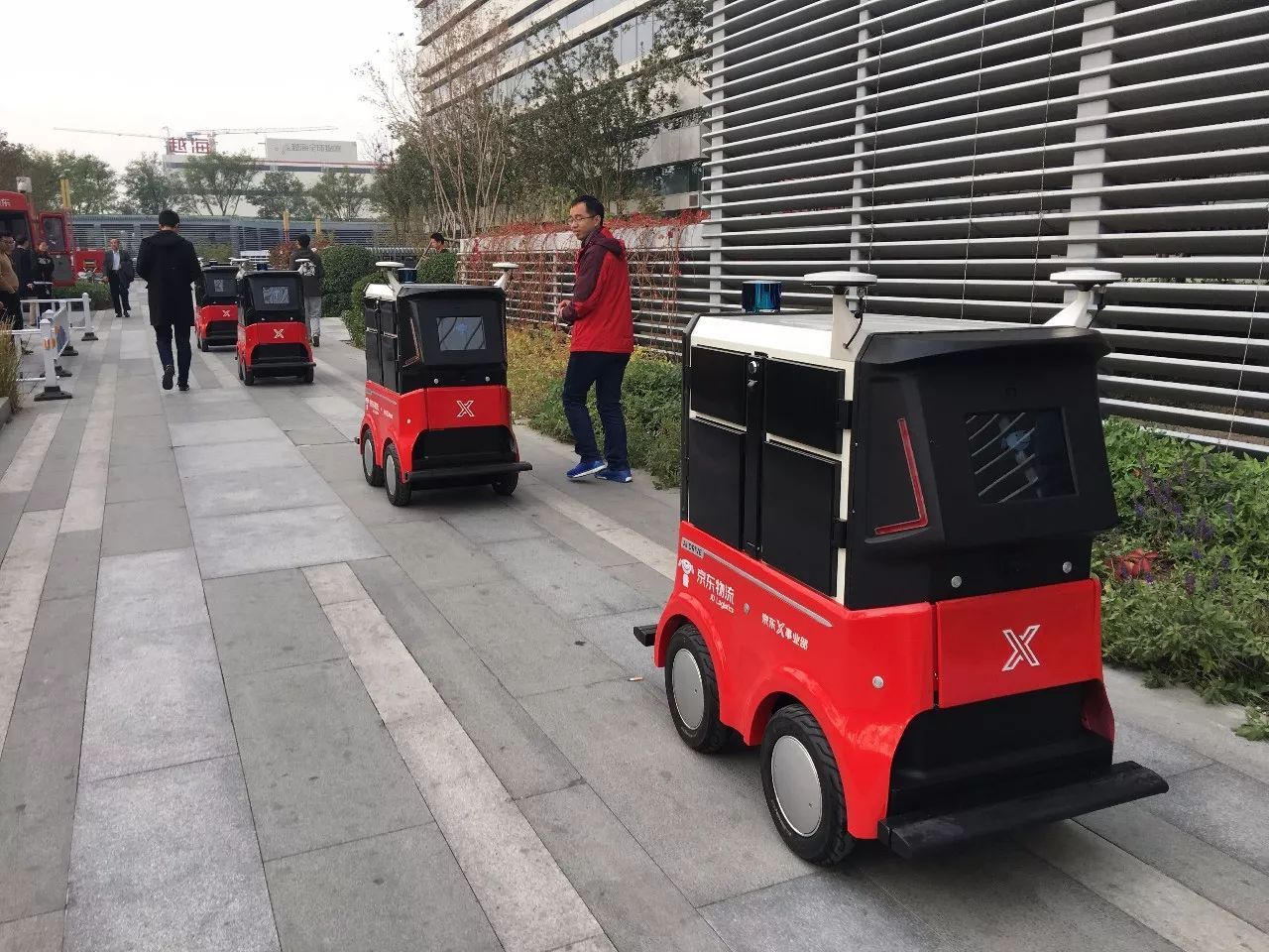 “京東X事業(yè)部”的無人配送車