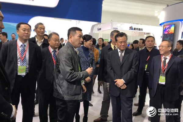 領(lǐng)導們聽取銀隆新能源儲能部總經(jīng)理孫放的介紹