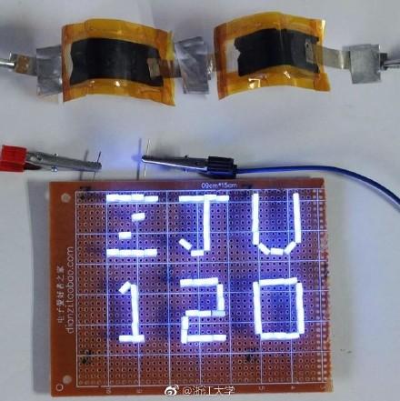 鋁-石墨烯電池點亮了印有“ZJU120”的LED燈串 鋁-石墨烯電池點亮了印有“ZJU120”的LED燈串