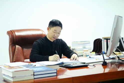 北京歐鵬巴赫新能源汽車股份有限公司 董事長 吳德貴 北京歐鵬巴赫新能源汽車股份有限公司 董事長 吳德貴