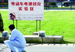 在過充實驗區，過充的電池產生氫氣，致使包裹電池的塑料袋爆炸