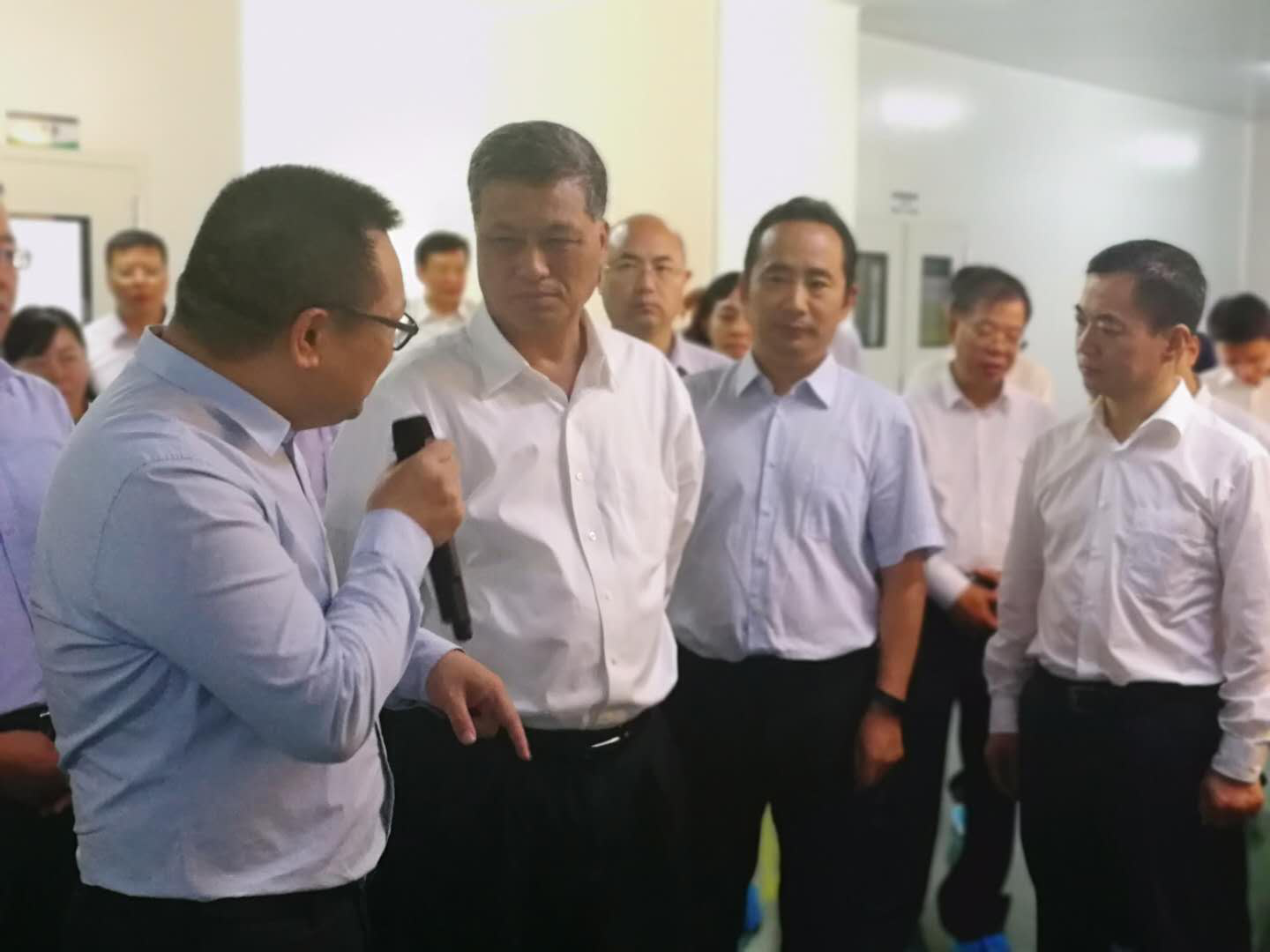 廣東省省長(zhǎng)馬興瑞、廣汽董事長(zhǎng)曾慶洪等考察天臣新能源電芯生產(chǎn)基地 廣東省省長(zhǎng)馬興瑞、廣汽董事長(zhǎng)曾慶洪等考察天臣新能源電芯生產(chǎn)基地