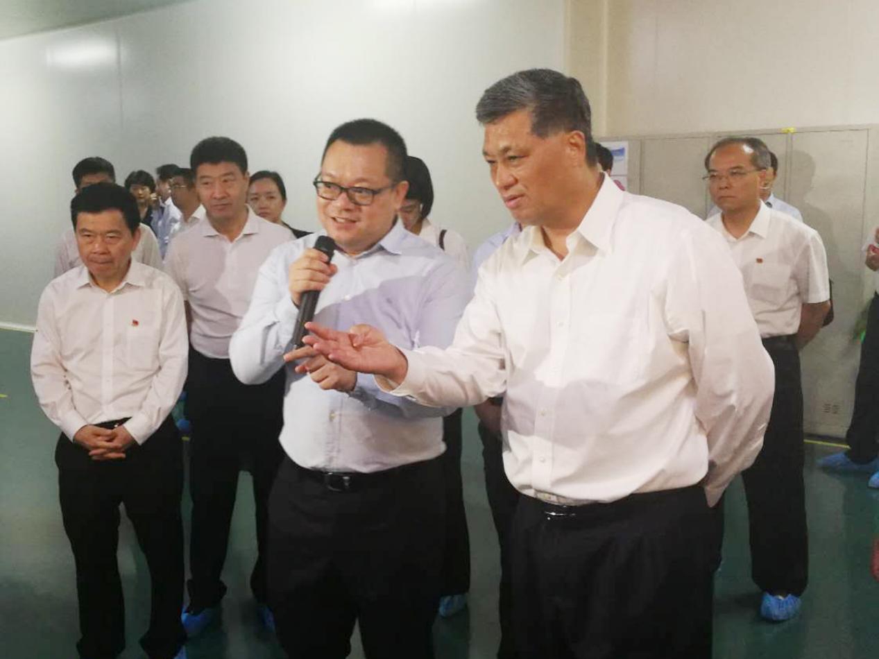 天臣新能源董事長(zhǎng)盛司光先生向馬興瑞省長(zhǎng)介紹公司情況 天臣新能源董事長(zhǎng)盛司光先生向馬興瑞省長(zhǎng)介紹公司情況