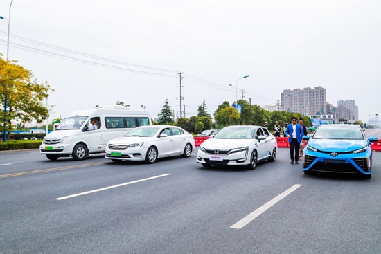 在第三屆國際氫能與燃料電池汽車大會現場，與會者試乘試駕4輛燃料電池汽車