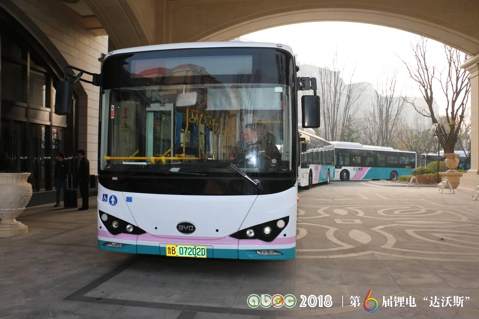 比亞迪助力ABEC2018|鋰電“達(dá)沃斯”組委會(huì)圓滿(mǎn)完成接送嘉賓任務(wù)