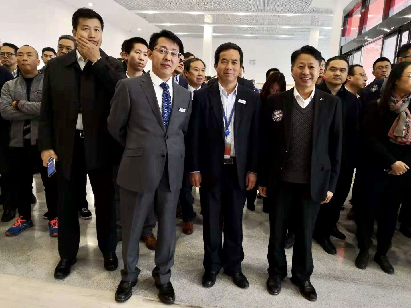 青島國軒董事長汪衛東向嘉賓介紹公司產能情況 青島國軒董事長汪衛東向嘉賓介紹公司產能情況