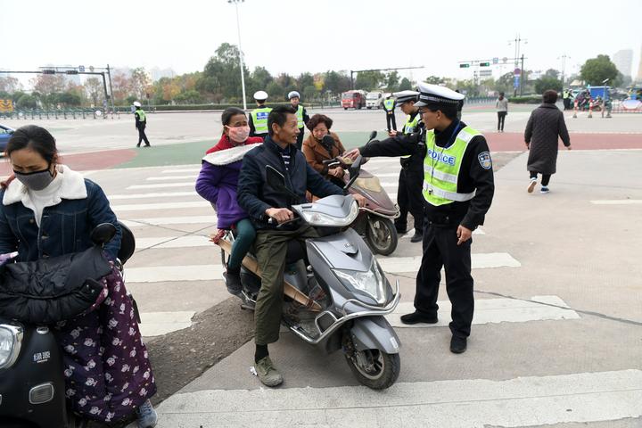 交警在江濱南街與中山北路口對電動車交通違法開展專項(xiàng)整治 交警在江濱南街與中山北路口對電動車交通違法開展專項(xiàng)整治