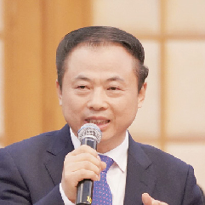 中國能源報:目前,國內的鋰電池回收利用市場處于怎樣的發展水平? 張天任:2018—2020年,全國累計報廢動力電池將達到12—20萬噸,2025年可能達到35萬噸。但目前,新能源動力鋰電池的再生循環利用還是一個新興領域,整體還處于起步階段。 中國能源報:處于起步階段的市場主要面臨哪些問題? 張天任:首先,回收體系還不健全。汽車生產企業、電池制造企業、回收企業、再生利用企業之間還沒有建立有效的合作機制,權責不夠清晰;在落實生產者責任延伸制度方面,還需要進一步細化完善相關法律支撐。其次,再生技術還不夠成熟。在拆解環節,由于電池結構、材料體系、封裝規格、電池余能等都沒有統一標準,拆解難度很大,自動化水平也偏低,成本很難降下來;在冶煉環節,有價金屬高效提取的技術也不夠成熟,經濟效益不明顯,甚至出現再生材料的收益低于回收處置成本,成本倒掛,制約了企業的科研投入。最后是激勵機制不夠有力。鋰電池再生利用處于市場培育階段,需要有力的財稅政策予以引導扶持。 中國能源報:如果這些問題不能有效解決,報廢鋰電池回收利用不規范,會帶來哪些問題? 張天任:報廢鋰電池如果處理不當,隨意丟棄,會對生態環境造成很大危害,例如正極材料中的鈷、鎳等重金屬元素,電解液中的有機物,負極中的碳材料等,都會對水體和土壤造成嚴重污染,特別是重金屬一旦滲入土壤,數十年都難以恢復。 此外,我國的鋰資源現在還嚴重依賴進口,對外依存度超過85%。“中國需求”還推動了電池級碳酸鋰價格的從2015年初的不到5萬元/噸上漲到2017年底的18萬元/噸。報廢動力鋰電池是寶貴資源,將其中的鋰、鈷、鎳等有價金屬回收再生利用,能夠有效降低對外依存度。 中國能源報:對此,您有哪些建議? 張天任:首先,要加快制訂標準。其中包括管理標準、技術標準和評價標準,如Pack系統拆解的現場工藝規范,電池余量的檢測標準等。可以鼓勵具有產業優勢的地方編制新能源鋰電池監管、回收、循環利用的規劃和實施方案,先行先試,探索出更符合產業實際、更具可操作性的國家層面的實施方案。 同時,完善財政扶持。加快研究制定財稅優惠、產業基金、積分管理等政策,還要統籌現有的資金專項,對回收體系的建設和再生冶煉的科技攻關等給予資金補貼;還可以確定一批標桿企業和示范項目,優先推薦其申報綠色制造、節能環保等專項資金。 此外,要組織聯合攻關,突破關鍵的共性問題。建議國家通過政策引導和市場化手段相結合的方式,組織產學研聯合攻關,不斷提高工藝裝備水平、金屬提煉技術、節能降耗水平。 最后,要合理布局,避免產能過剩。以“分散回收、集中處置”為原則,鼓勵電池生產企業、整車制造企業、回收處置企業建立產業聯盟,完善回收體系,創新商業模式;鼓勵具有產能和技術優勢的鋰電池制造企業建設再生循環項目,拓展產業鏈;加強規劃,合理布局,避免再生循環項目“一哄而上”造成產能過剩、資源浪費。 中國能源報:目前,國內的鋰電池回收利用市場處于怎樣的發展水平? 張天任:2018—2020年,全國累計報廢動力電池將達到12—20萬噸,2025年可能達到35萬噸。但目前,新能源動力鋰電池的再生循環利用還是一個新興領域,整體還處于起步階段。 中國能源報:處于起步階段的市場主要面臨哪些問題? 張天任:首先,回收體系還不健全。汽車生產企業、電池制造企業、回收企業、再生利用企業之間還沒有建立有效的合作機制,權責不夠清晰;在落實生產者責任延伸制度方面,還需要進一步細化完善相關法律支撐。其次,再生技術還不夠成熟。在拆解環節,由于電池結構、材料體系、封裝規格、電池余能等都沒有統一標準,拆解難度很大,自動化水平也偏低,成本很難降下來;在冶煉環節,有價金屬高效提取的技術也不夠成熟,經濟效益不明顯,甚至出現再生材料的收益低于回收處置成本,成本倒掛,制約了企業的科研投入。最后是激勵機制不夠有力。鋰電池再生利用處于市場培育階段,需要有力的財稅政策予以引導扶持。 中國能源報:如果這些問題不能有效解決,報廢鋰電池回收利用不規范,會帶來哪些問題? 張天任:報廢鋰電池如果處理不當,隨意丟棄,會對生態環境造成很大危害,例如正極材料中的鈷、鎳等重金屬元素,電解液中的有機物,負極中的碳材料等,都會對水體和土壤造成嚴重污染,特別是重金屬一旦滲入土壤,數十年都難以恢復。 此外,我國的鋰資源現在還嚴重依賴進口,對外依存度超過85%。“中國需求”還推動了電池級碳酸鋰價格的從2015年初的不到5萬元/噸上漲到2017年底的18萬元/噸。報廢動力鋰電池是寶貴資源,將其中的鋰、鈷、鎳等有價金屬回收再生利用,能夠有效降低對外依存度。 中國能源報:對此,您有哪些建議? 張天任:首先,要加快制訂標準。其中包括管理標準、技術標準和評價標準,如Pack系統拆解的現場工藝規范,電池余量的檢測標準等。可以鼓勵具有產業優勢的地方編制新能源鋰電池監管、回收、循環利用的規劃和實施方案,先行先試,探索出更符合產業實際、更具可操作性的國家層面的實施方案。 同時,完善財政扶持。加快研究制定財稅優惠、產業基金、積分管理等政策,還要統籌現有的資金專項,對回收體系的建設和再生冶煉的科技攻關等給予資金補貼;還可以確定一批標桿企業和示范項目,優先推薦其申報綠色制造、節能環保等專項資金。 此外,要組織聯合攻關,突破關鍵的共性問題。建議國家通過政策引導和市場化手段相結合的方式,組織產學研聯合攻關,不斷提高工藝裝備水平、金屬提煉技術、節能降耗水平。 最后,要合理布局,避免產能過剩。以“分散回收、集中處置”為原則,鼓勵電池生產企業、整車制造企業、回收處置企業建立產業聯盟,完善回收體系,創新商業模式;鼓勵具有產能和技術優勢的鋰電池制造企業建設再生循環項目,拓展產業鏈;加強規劃,合理布局,避免再生循環項目“一哄而上”造成產能過剩、資源浪費。