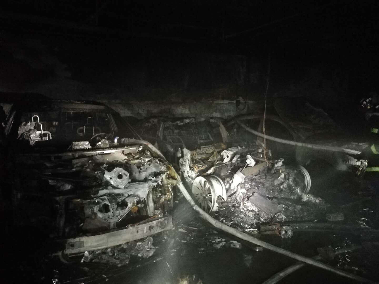 特斯拉上海一小區電動車自燃后現場圖 特斯拉上海一小區電動車自燃后現場圖