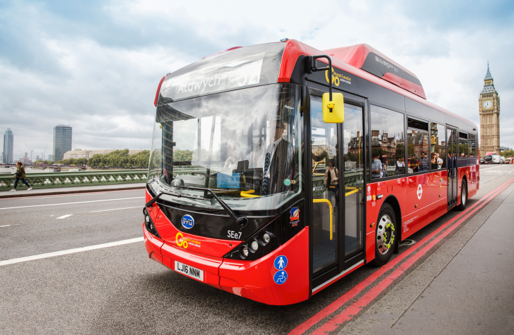 英國倫敦塔前運行的BYD ADL Enviro200EV純電動大巴 英國倫敦塔前運行的BYD ADL Enviro200EV純電動大巴