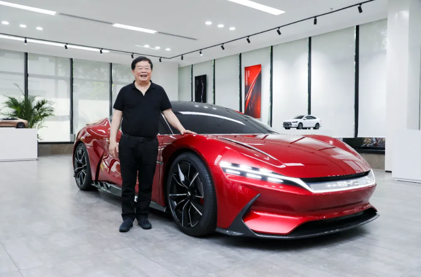 福耀集團董事長曹德旺先生參觀比亞迪全球設計中心并與比亞迪E-SEED GT概念車合影 福耀集團董事長曹德旺先生參觀比亞迪全球設計中心并與比亞迪E-SEED GT概念車合影