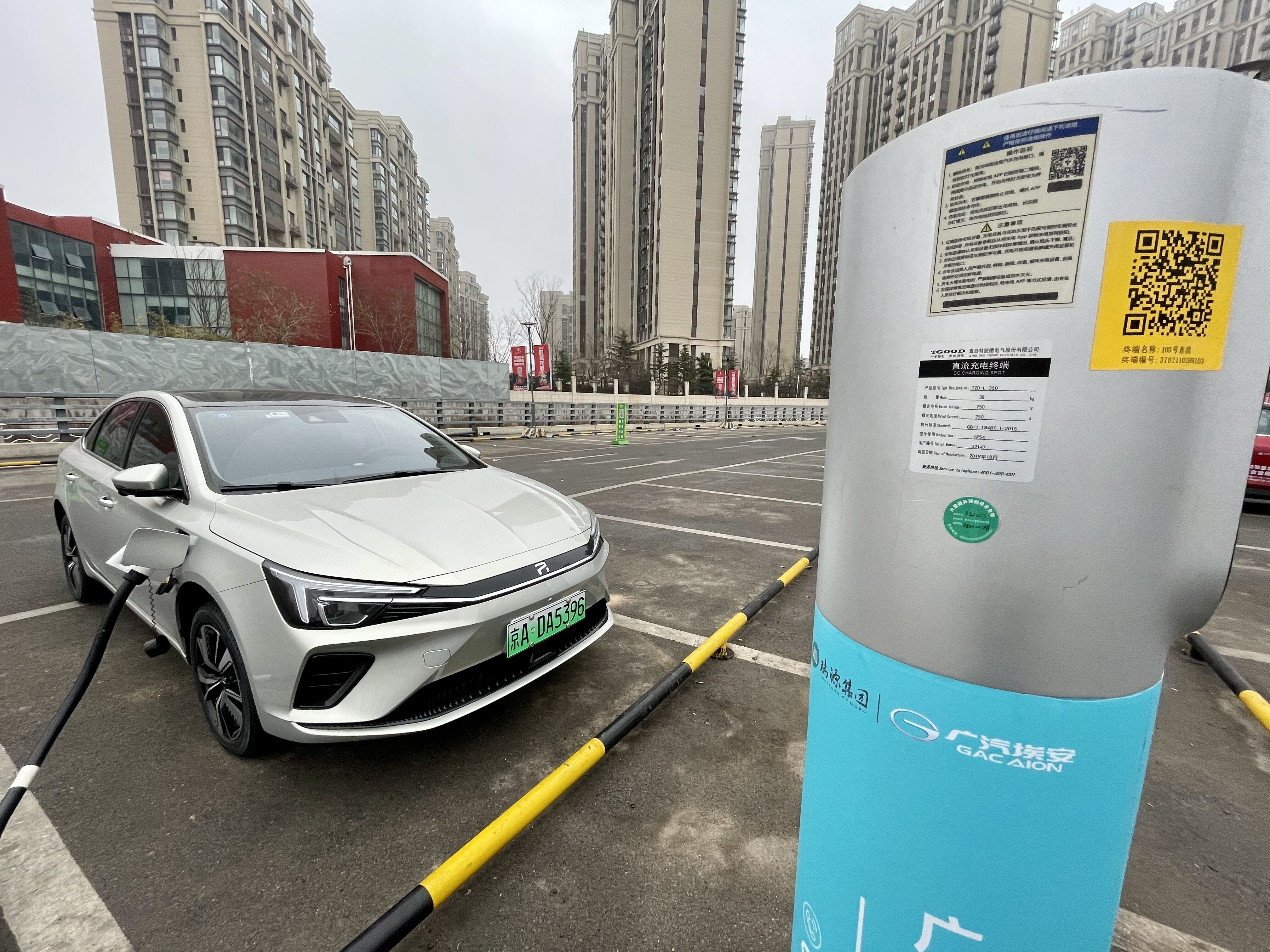 榮威ER6純電動(dòng)車(chē)在充電中