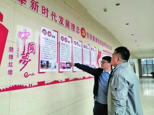 贛鋒鋰業黨總支書記黃韶勇(左)向記者介紹黨建工作有關情況 贛鋒鋰業黨總支書記黃韶勇(左)向記者介紹黨建工作有關情況