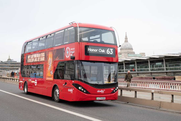 行駛在倫敦63號公交線上的BYD ADL Enviro400EV純電動雙層巴士 行駛在倫敦63號公交線上的BYD ADL Enviro400EV純電動雙層巴士