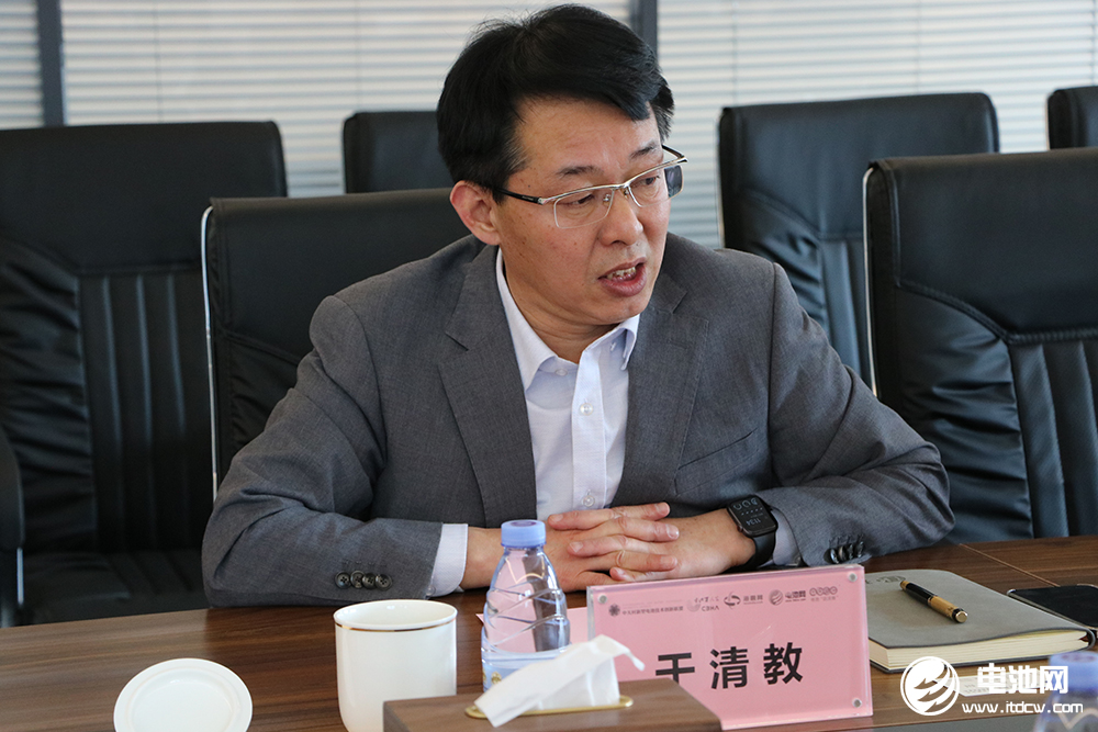 青島市民營(yíng)經(jīng)濟(jì)發(fā)展局一級(jí)調(diào)研員李中強(qiáng)一行到訪海融網(wǎng)山東總部 青島市民營(yíng)經(jīng)濟(jì)發(fā)展局一級(jí)調(diào)研員李中強(qiáng)一行到訪海融網(wǎng)山東總部