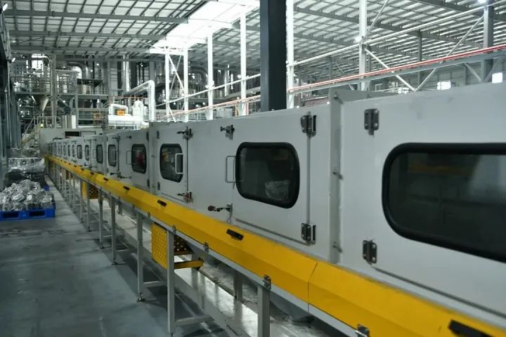 貴州安達(dá)科技能源股份有限公司磷酸鐵鋰生產(chǎn)車間。開陽(yáng)縣融媒體中心
