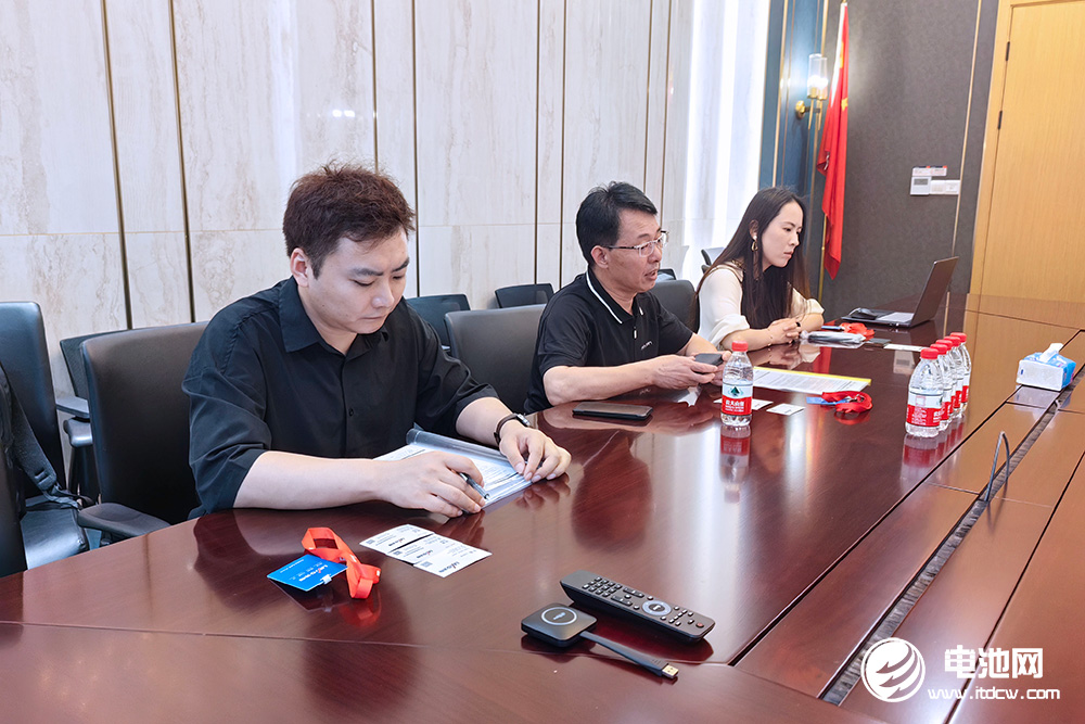 中關村新型電池技術創(chuàng)新聯(lián)盟秘書長于清教一行參觀考察先導智能