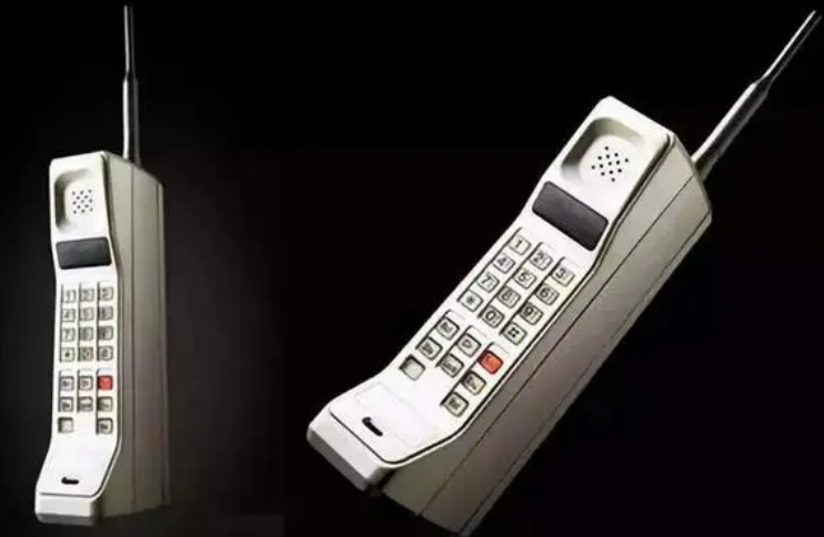 搭載圓柱鎳鎘電池的世界第一款移動手機(jī)——摩托羅拉DynaTAC 8000X 搭載圓柱鎳鎘電池的世界第一款移動手機(jī)——摩托羅拉DynaTAC 8000X