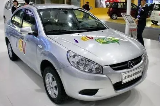 江淮iEV系列采用同悅平臺，依托燃油車的車身，進行電氣化的重新布置，采用18650電池