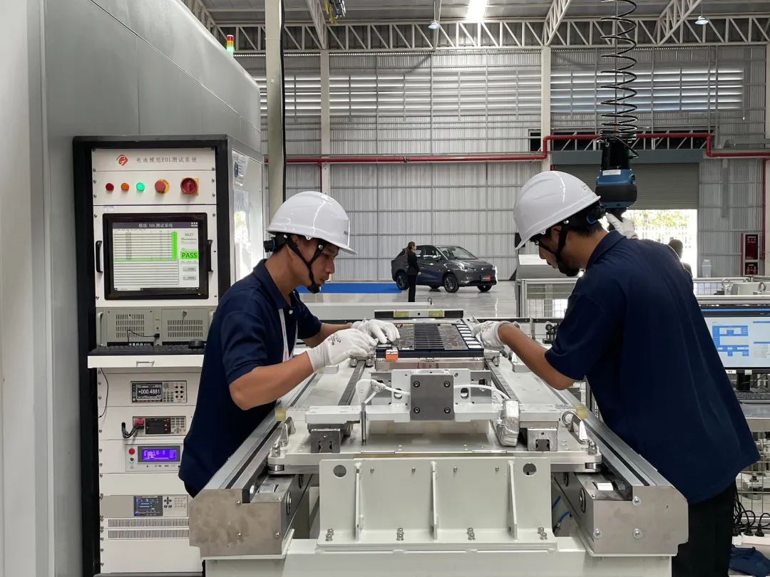 泰國工廠工人正在組裝電池包
