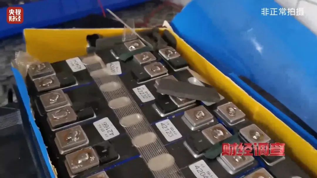 巨大安全隱患!“三無”鋰電池黑作坊,竟藏身居民樓!記者調(diào)查現(xiàn)場,突然起火→ 巨大安全隱患!“三無”鋰電池黑作坊,竟藏身居民樓!記者調(diào)查現(xiàn)場,突然起火→