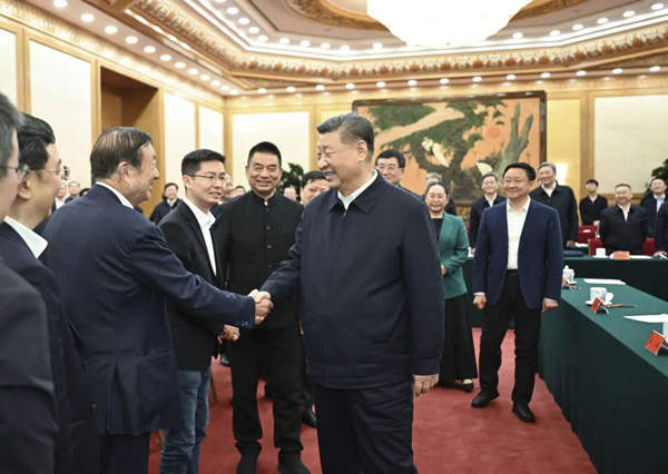 2月17日，中共中央總書記、國家主席、中央軍委主席習(xí)近平在京出席民營企業(yè)座談會并發(fā)表重要講話。這是習(xí)近平同民營企業(yè)負責(zé)人親切交流。 新華社記者 李學(xué)仁 攝